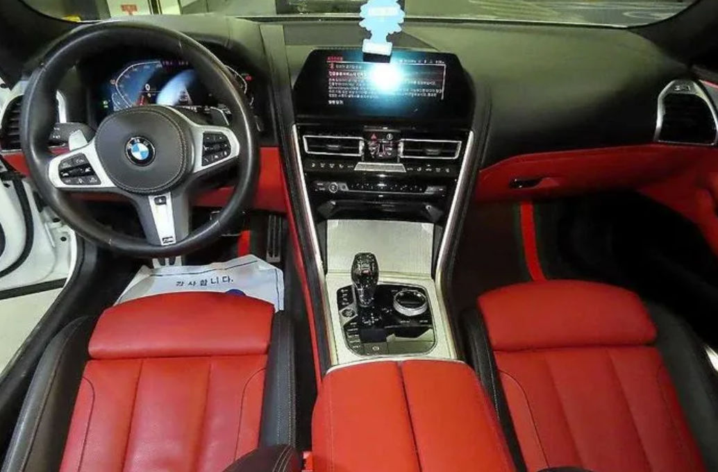 BMW 8 Series foto 4