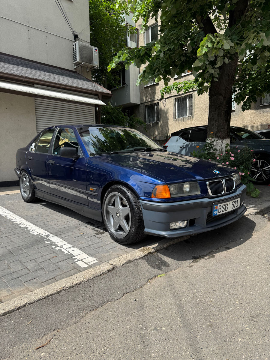 BMW 3 Series фото 0