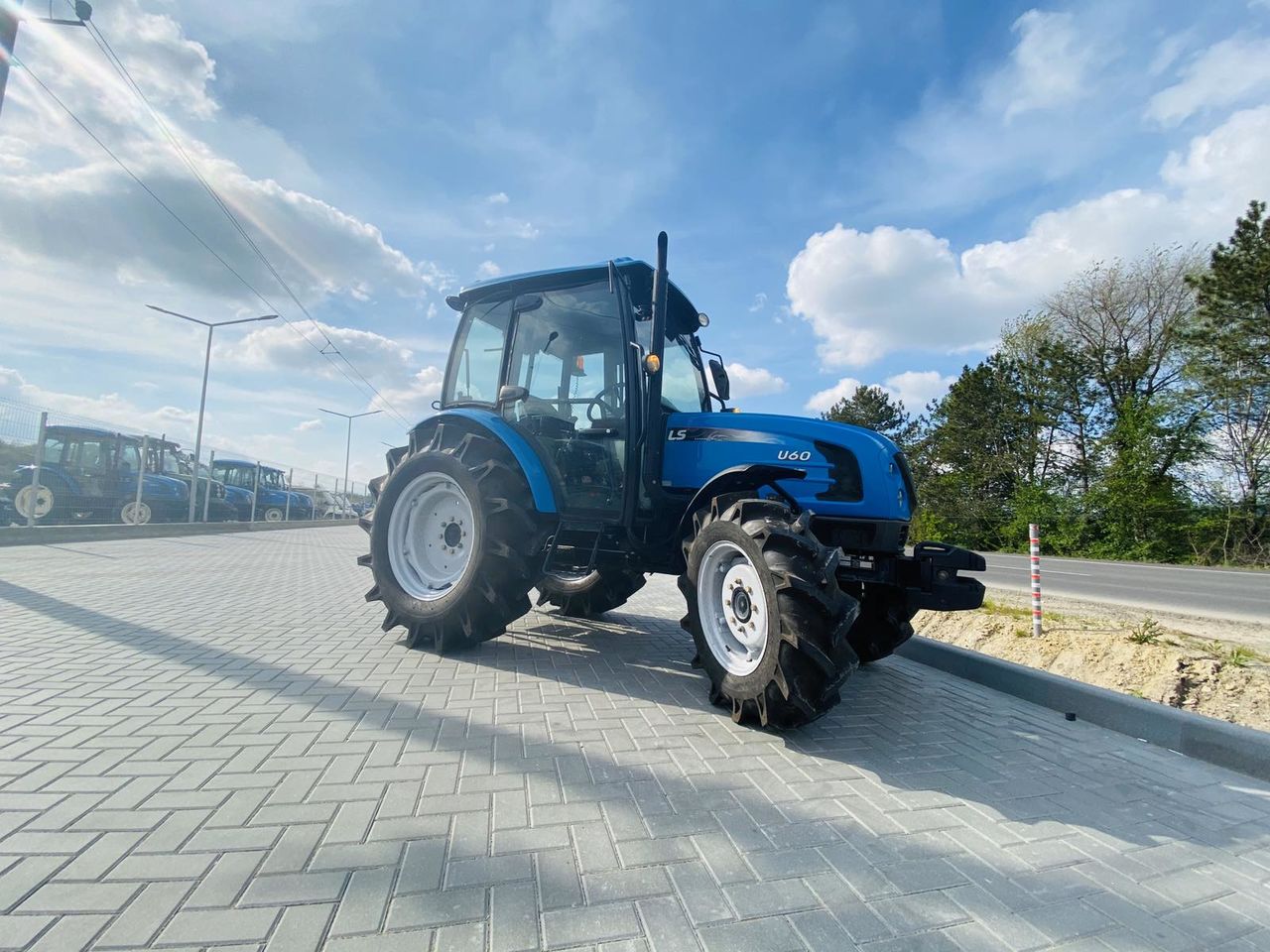 Se vinde tractor LEUS LS U60 (coreea) фото 0