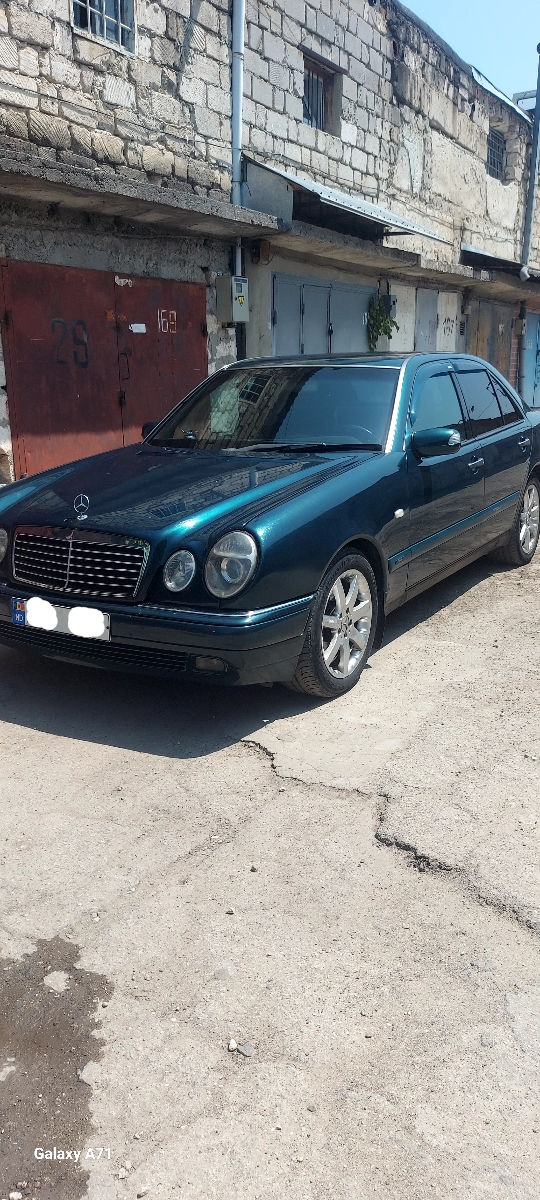 Mercedes E-Class foto 0