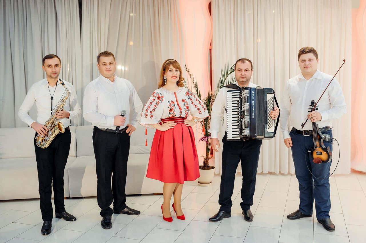 Formatie / moderator / vocalistă / fum / lumini / fotograf foto 0