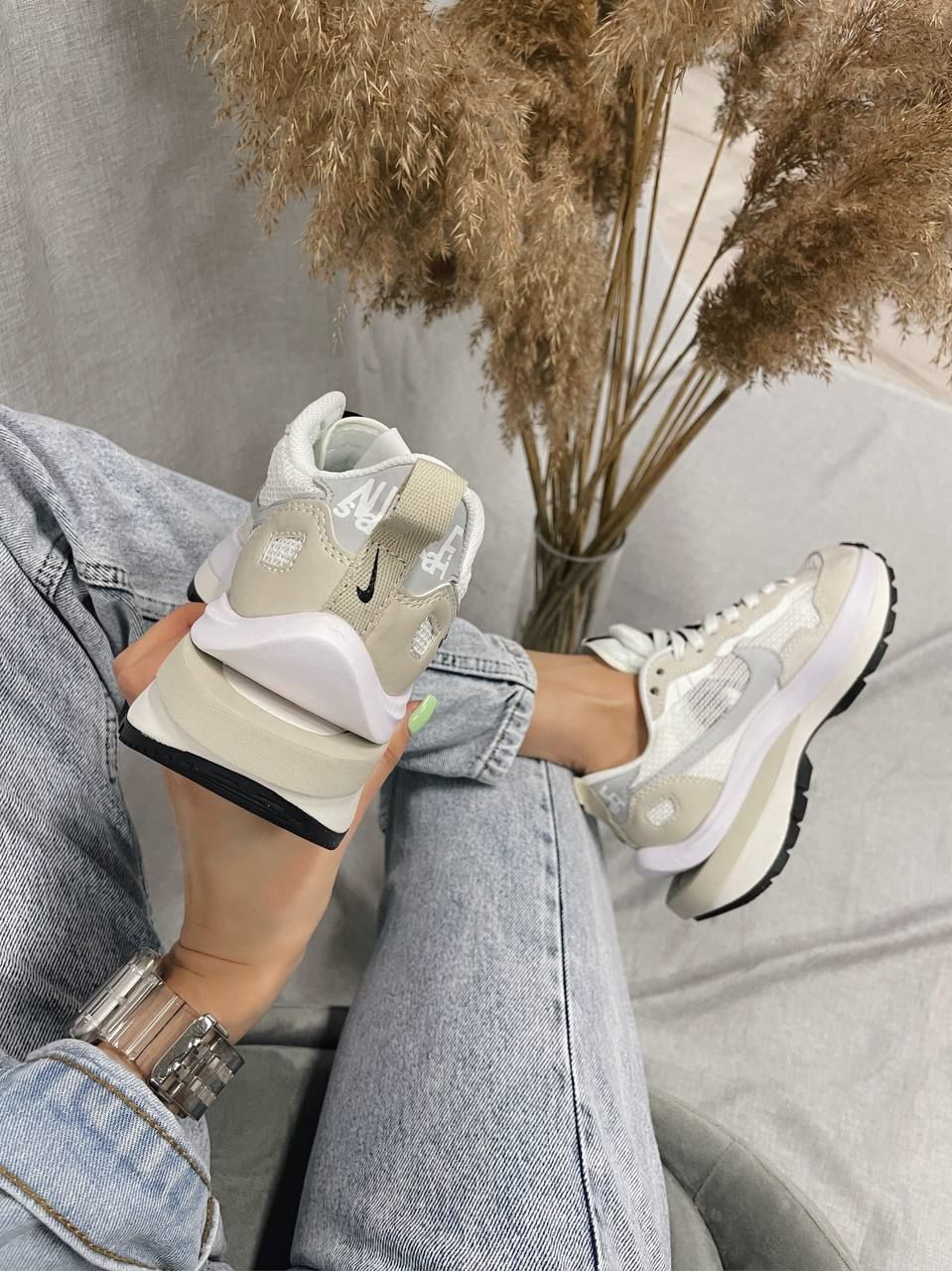 nike waffle sacai beige