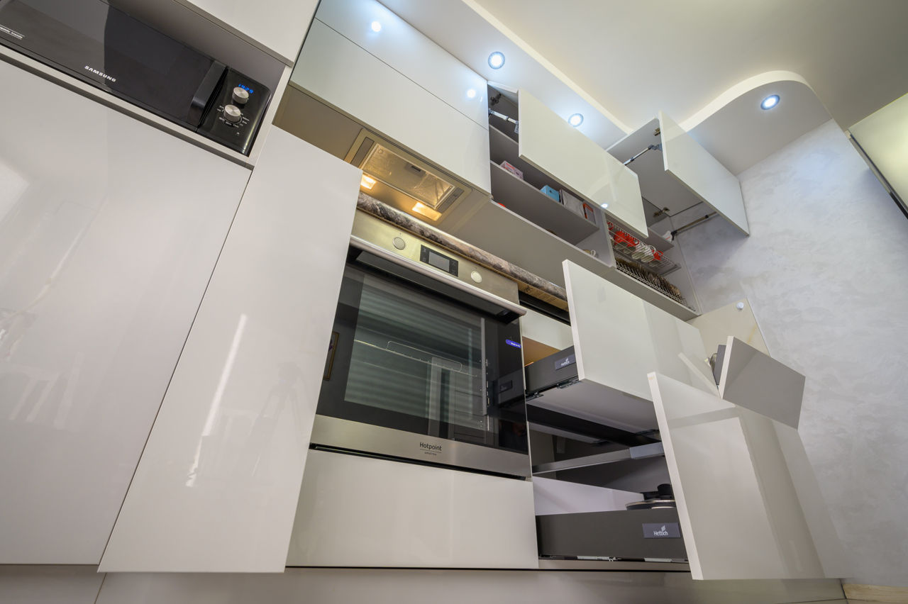 Bucătărie modernă alb lucioasă marca Rimobel foto 12