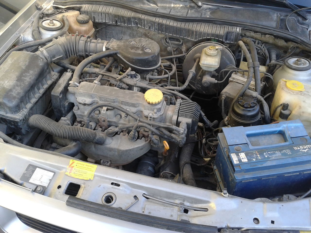 Опель вектра б 1 и 8. Опель Вектра 1 6 бензин. Мотор Опель Вектра 1.6. Opel Vectra 1996 1.6 мотор. Двигатель Опель Вектра б 1.6.