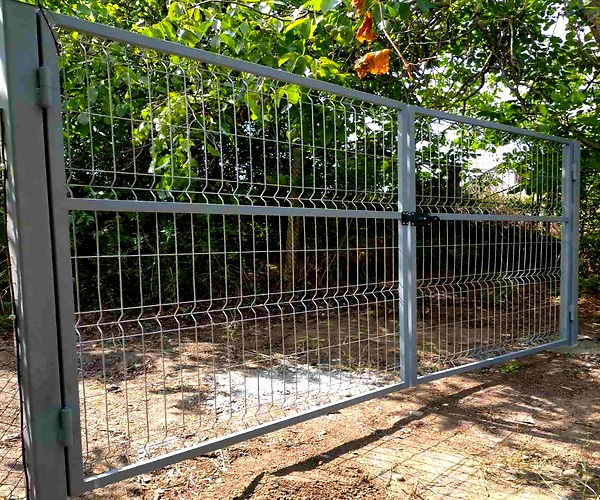 Bandă de plastic pentru gard. foto 19