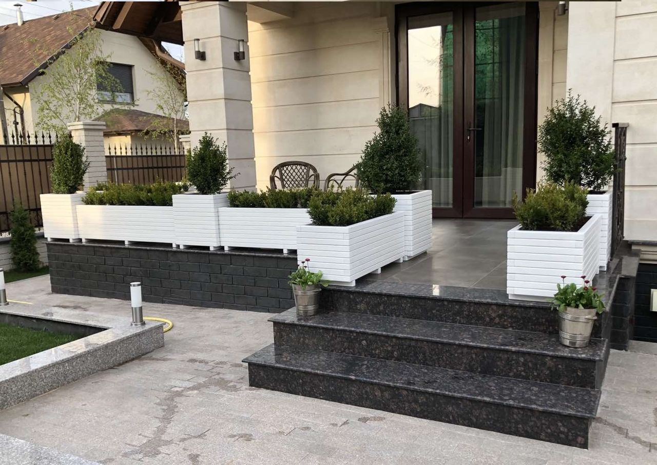 Компания "Avantaj AV" Предлагает:  цветники разных конфигураций. Будки для ваших питомцев фото 0