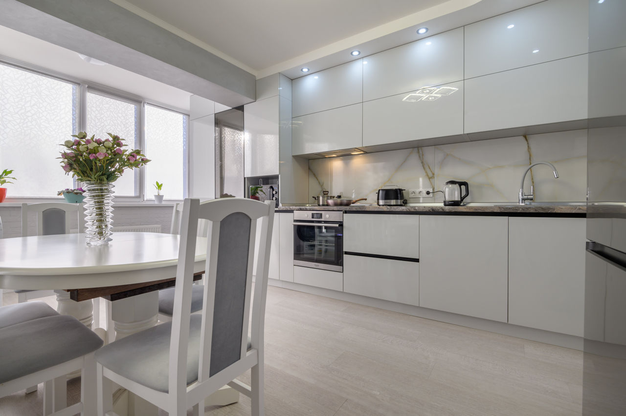 Bucătărie modernă alb lucioasă marca Rimobel foto 1