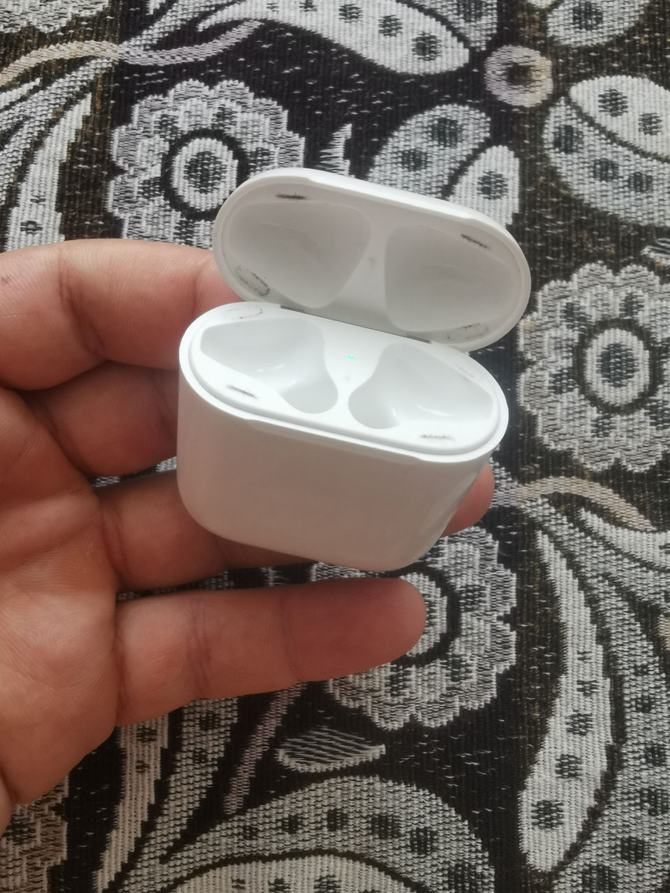 Только кейс airpods 1,2 оригинал