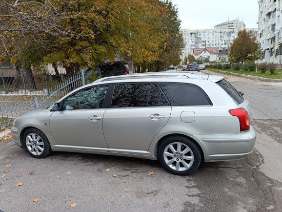 Toyota Avensis foto 2