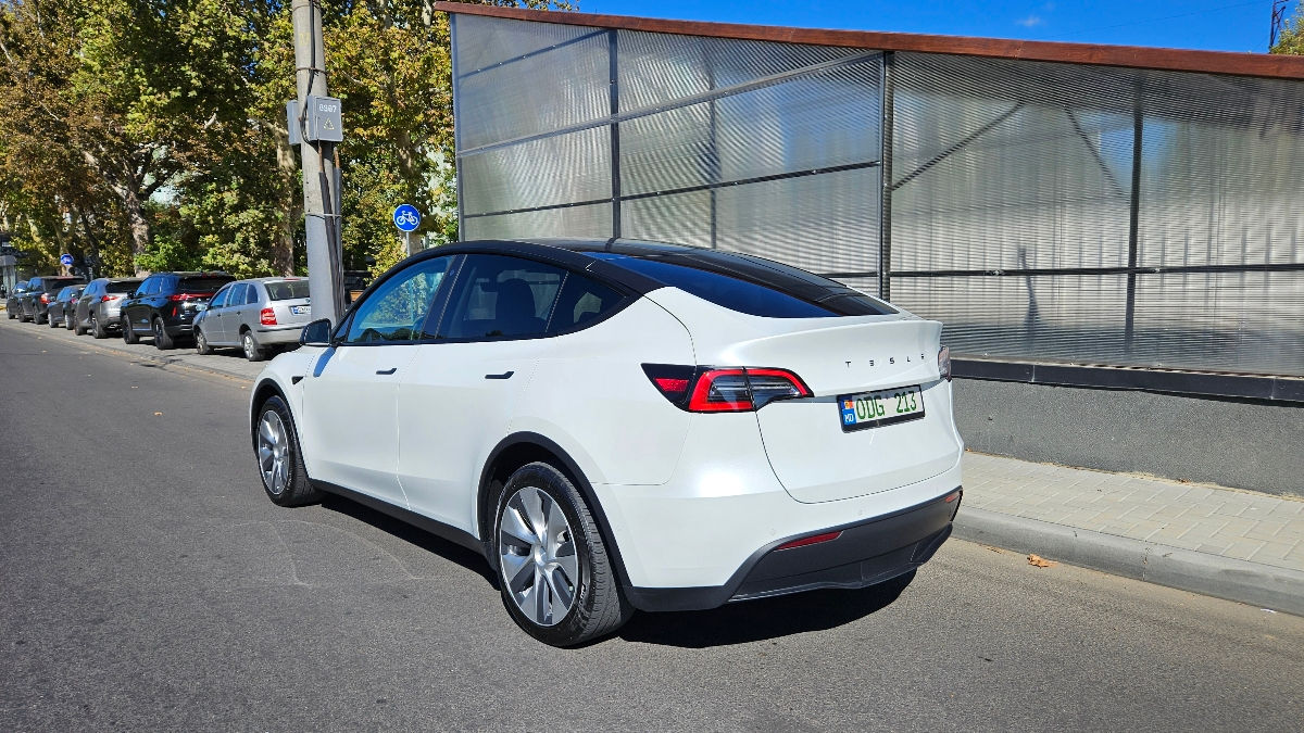 Tesla Model Y foto 1