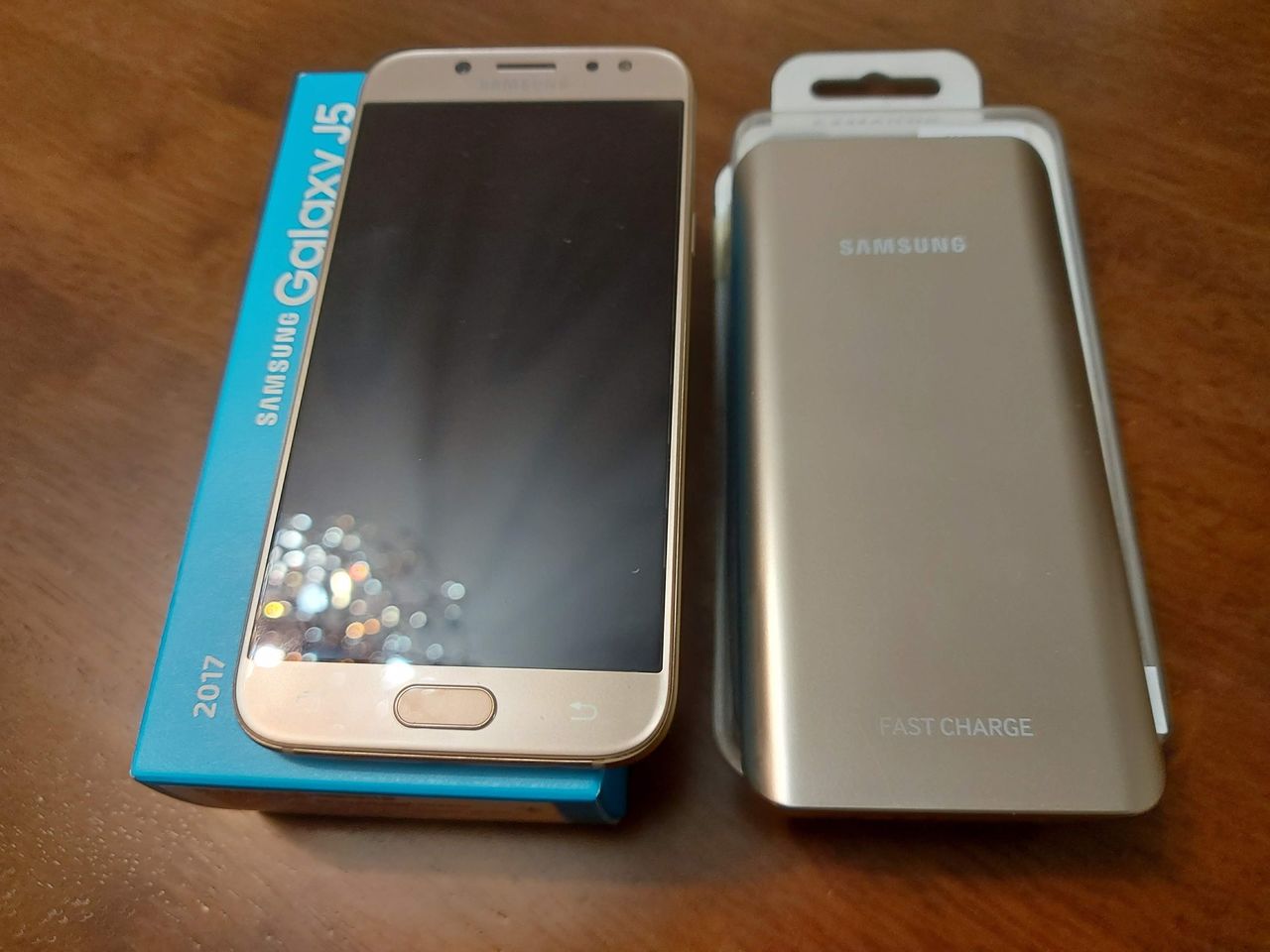 Samsung Galaxy J5(золотой) (2017) +внешний аккумулятор!