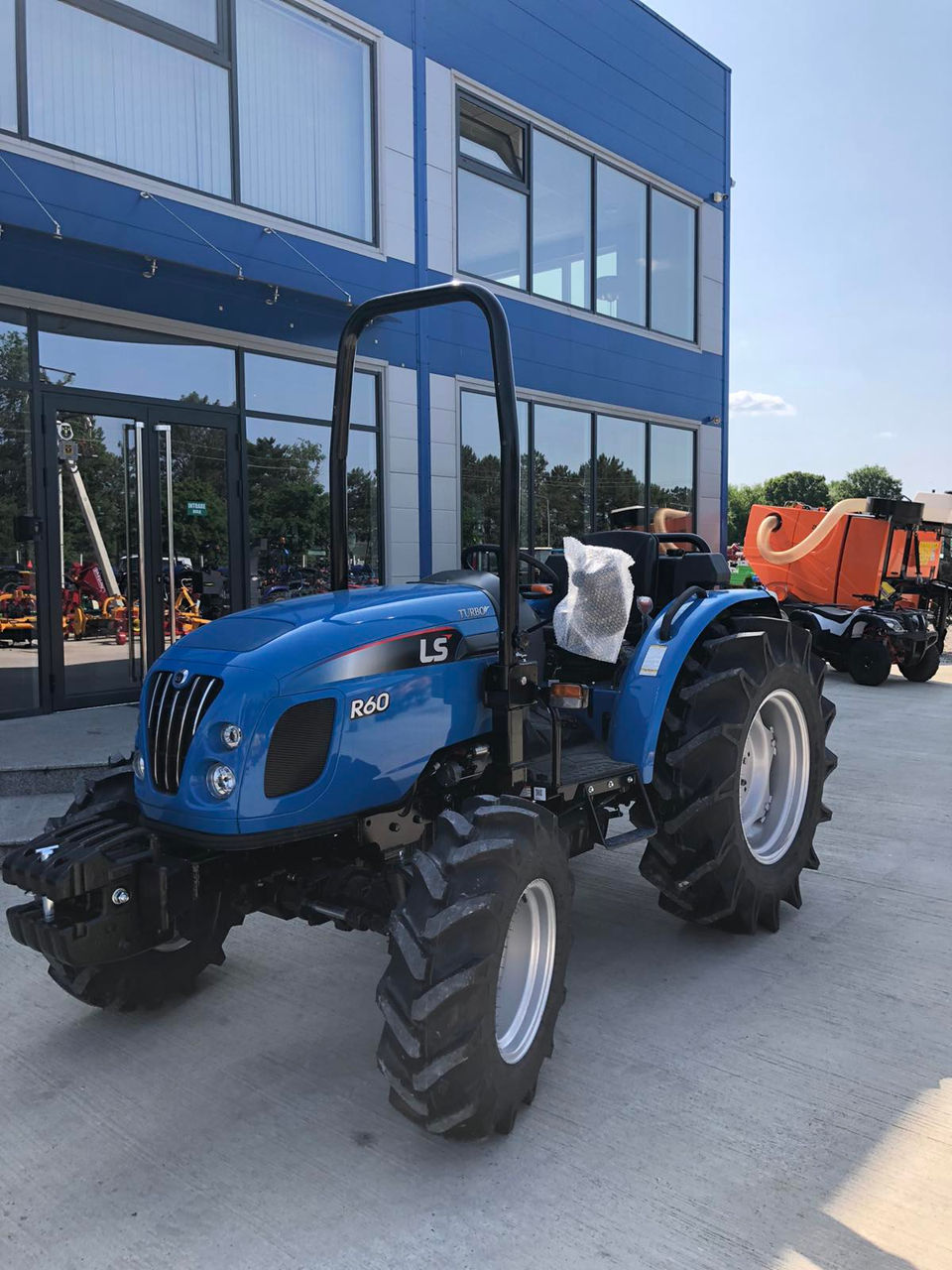 Tractorul Leus LS R-60 fara cabina foto 0