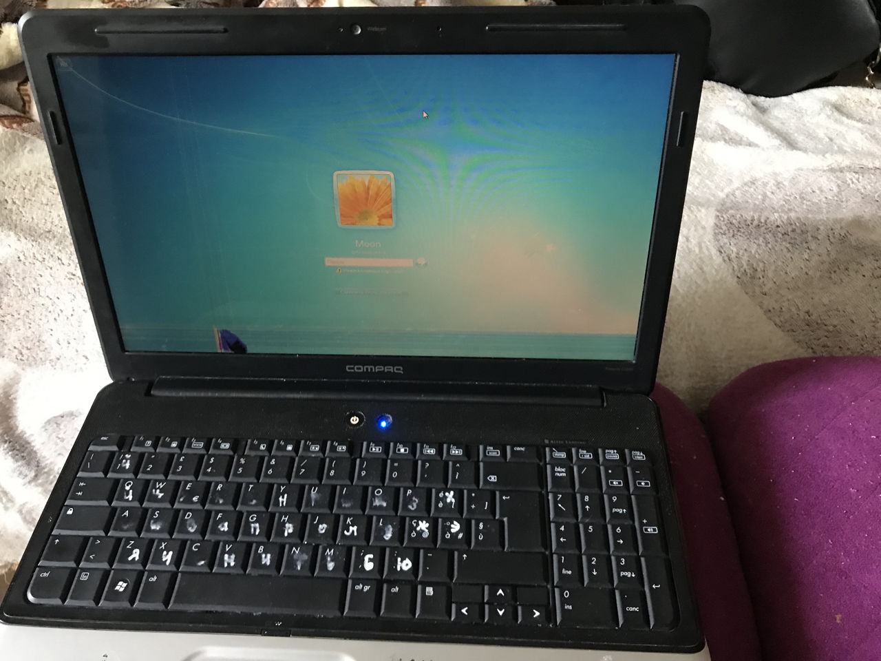 Продам ноут , только экран чу чуть разбит , можно на запчасти