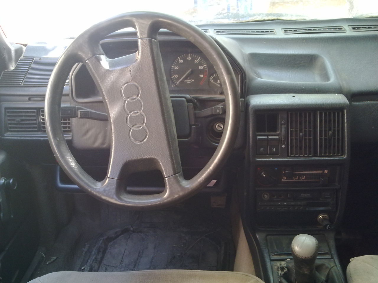 Продам Audi 100 1986 года выпуска; объём 2,0; 5-ти цилиндровая; бензин; на  запчасти, не заводится.