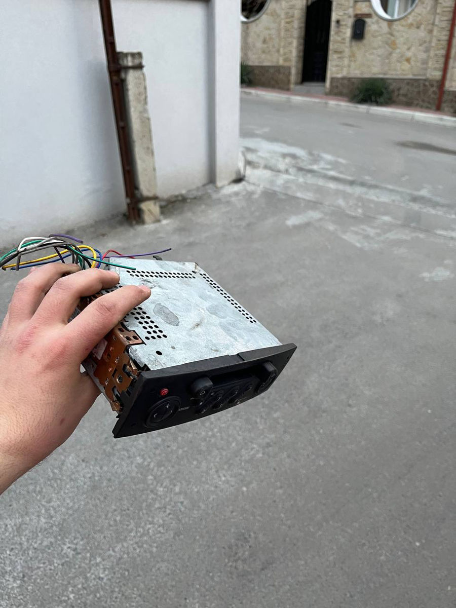 casetofon cu radio pentru Renault Megane, model din anii 2000–2002  foto 1