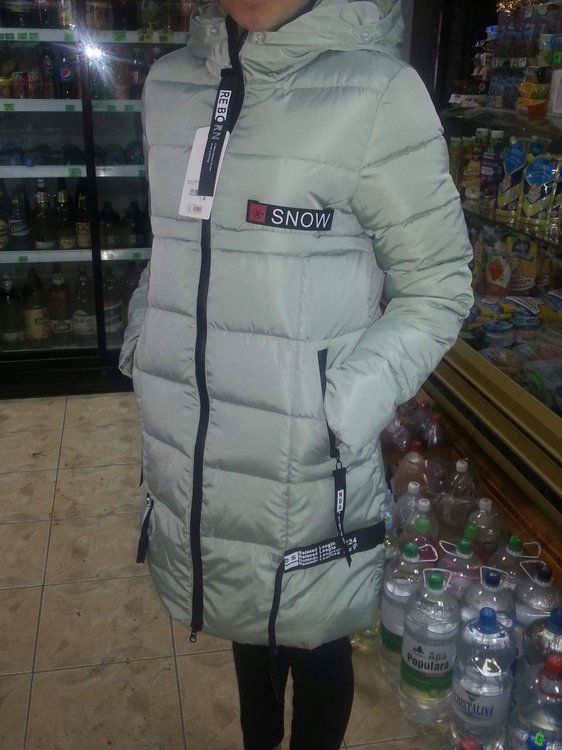 Продаю женскую новую зимнюю очень легкую куртку.l.600 л.могу в кишинев ...