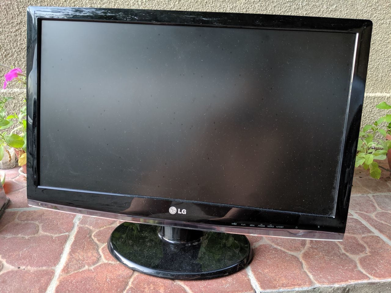 LG W2353V-PF Full HD Monitor