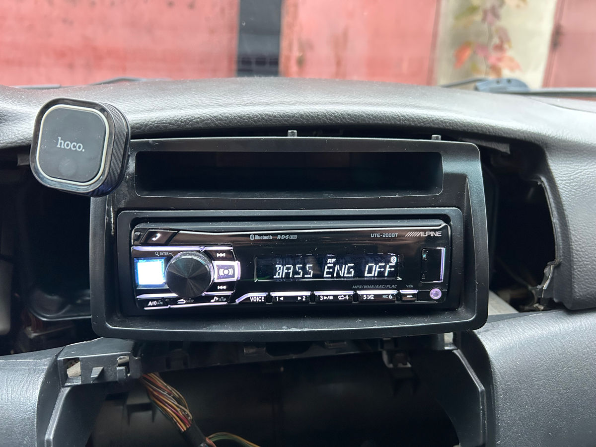 Alpine UTE-200BT фото 5