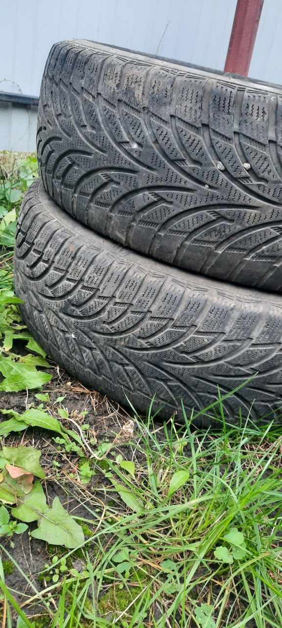 Продам 2 шины -зима. 215/65 R16 Б/У