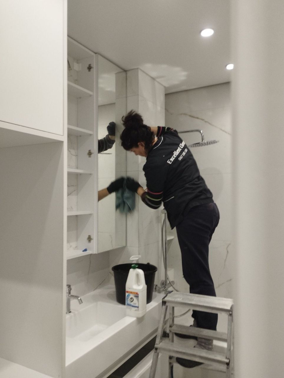 Servicii profesionale de curatenie dupa constructor/reparatie! Avem tehnica si solutii speciale! foto 0