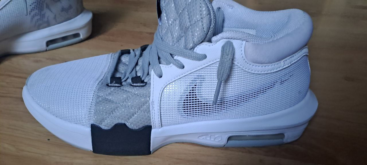 Vând adidasi sport de baschet Nike LeBron Witness 8. фото 1