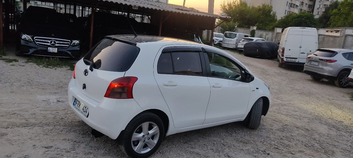 Toyota Yaris фото 1