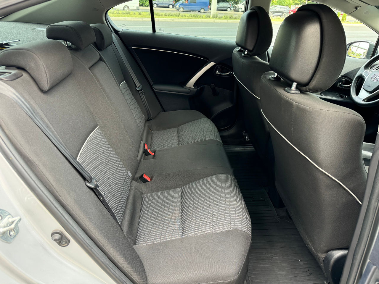 Toyota Avensis foto 11