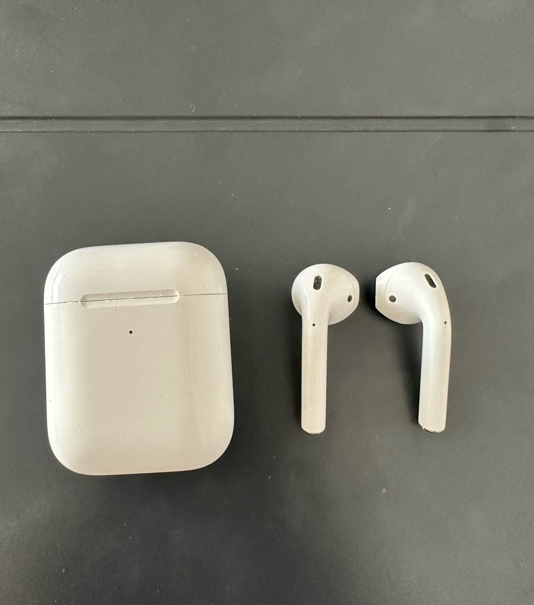 Apple AirPods 2 wireless charging case