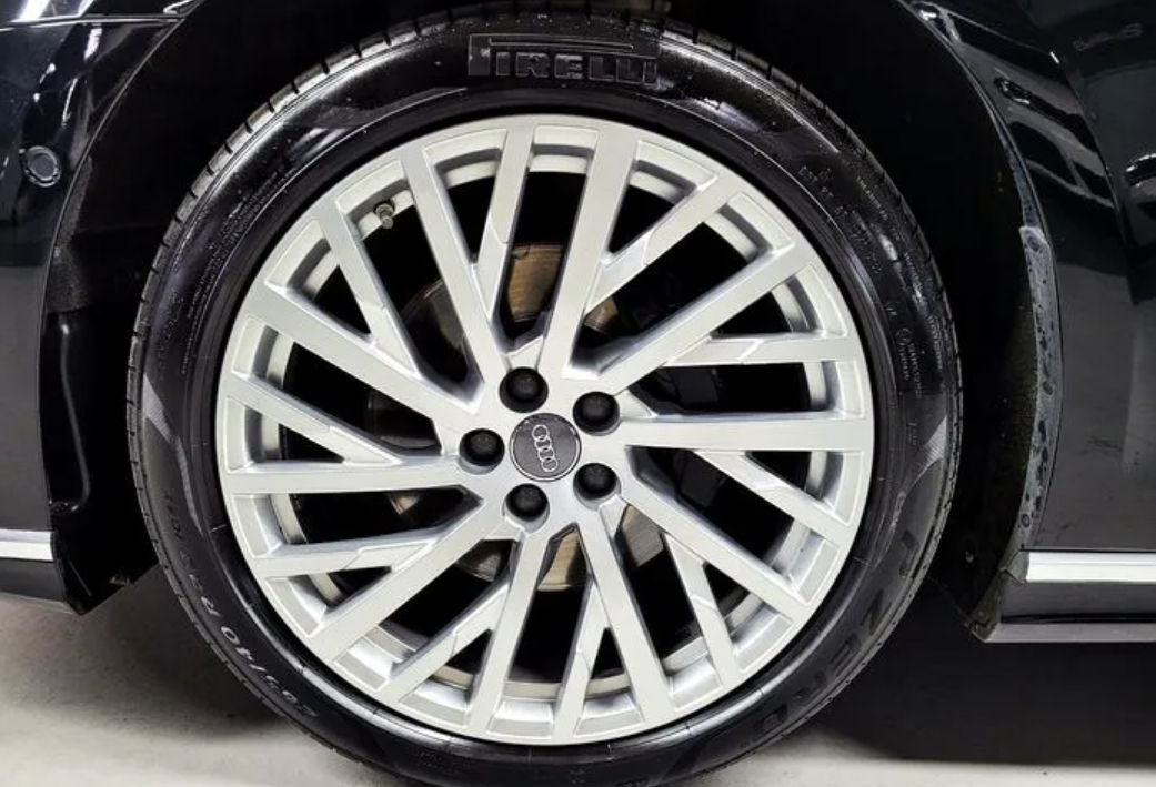 Audi A8 фото 16