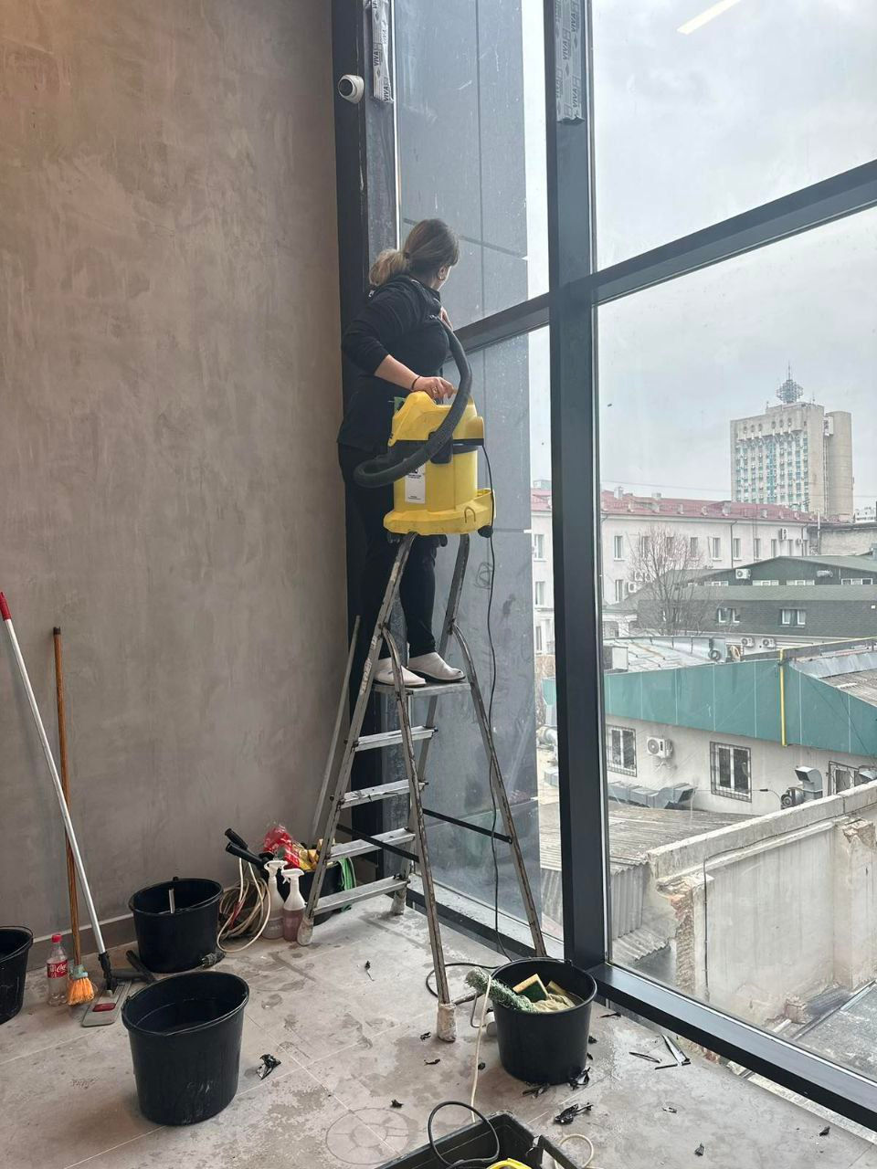 Servicii de curățenie industriala, curatenie in oficii, depozite, etc! фото 19