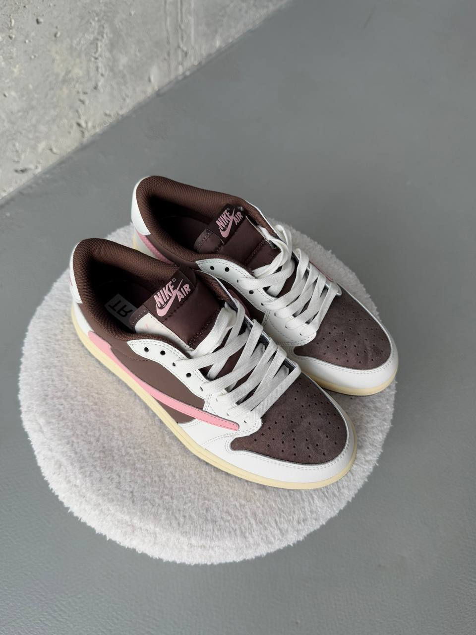 Nike Air Jordan 1 Low Dark Pony / Pink Oxford x Travis Scott фото 3