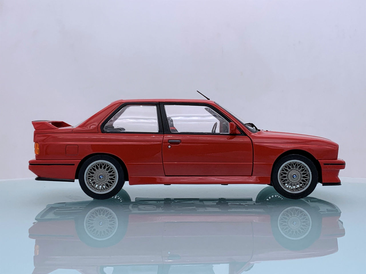 Модель BMW M3 E30 в масштабе 1:18