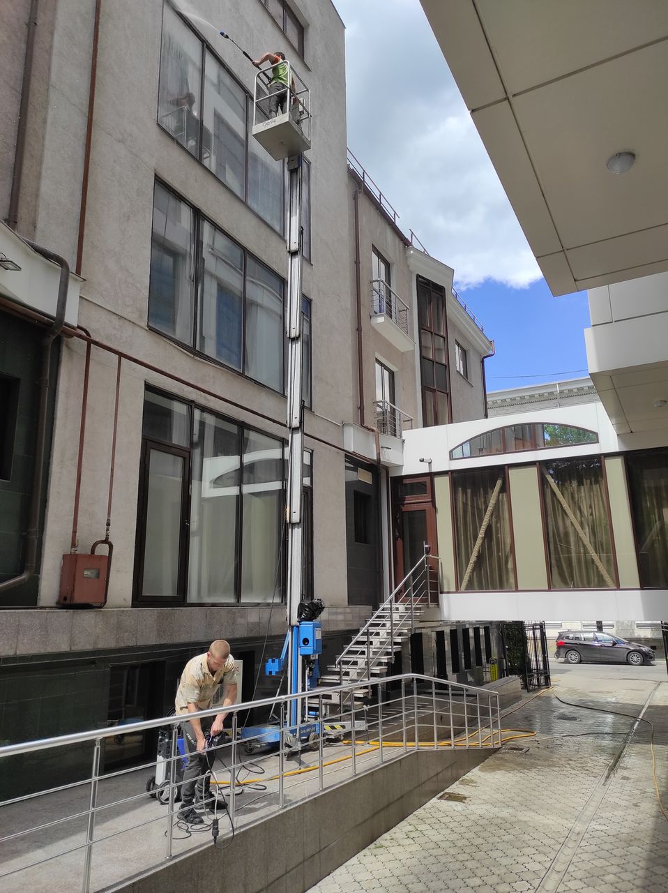 Spălam fatadele cladirilor, ferestre, litere in volum, la orice inaltime! foto 19