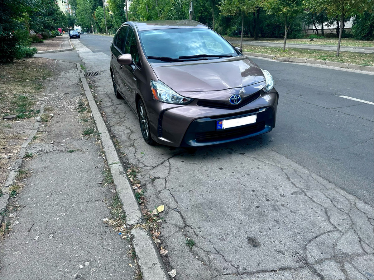 Toyota Prius v foto 3