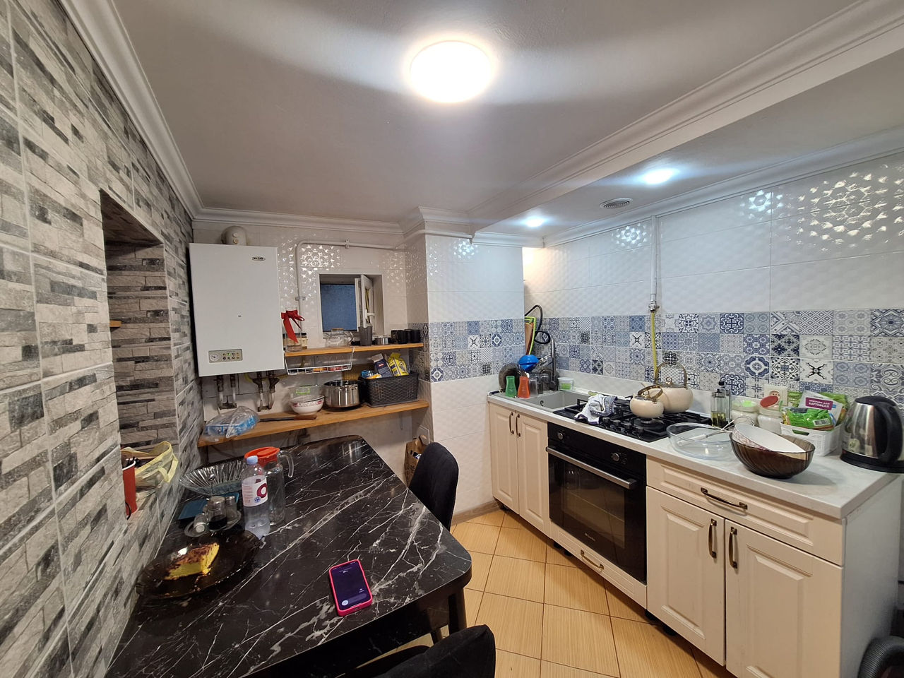 Se vinde casa la sol