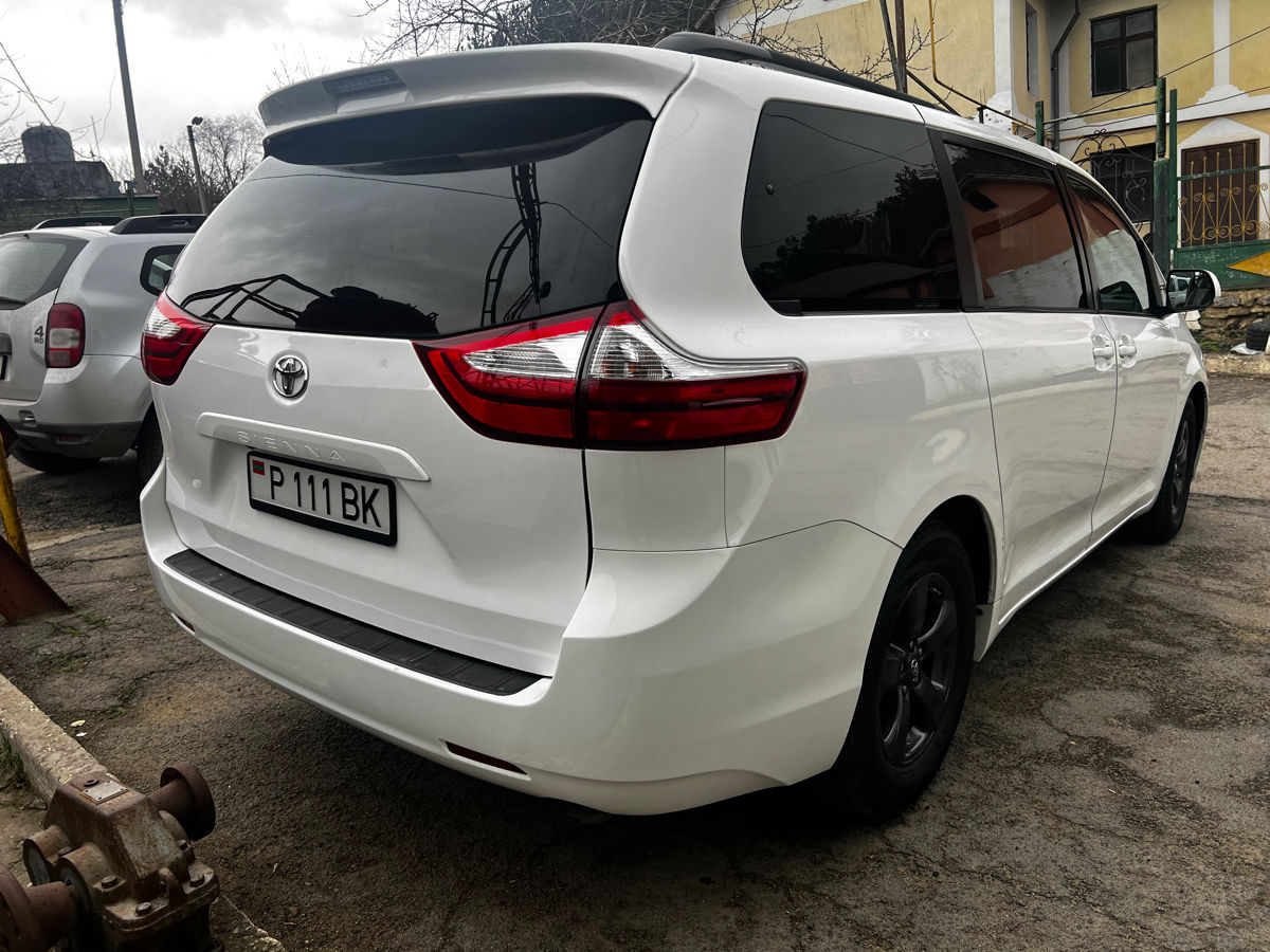 Toyota Sienna фото 3
