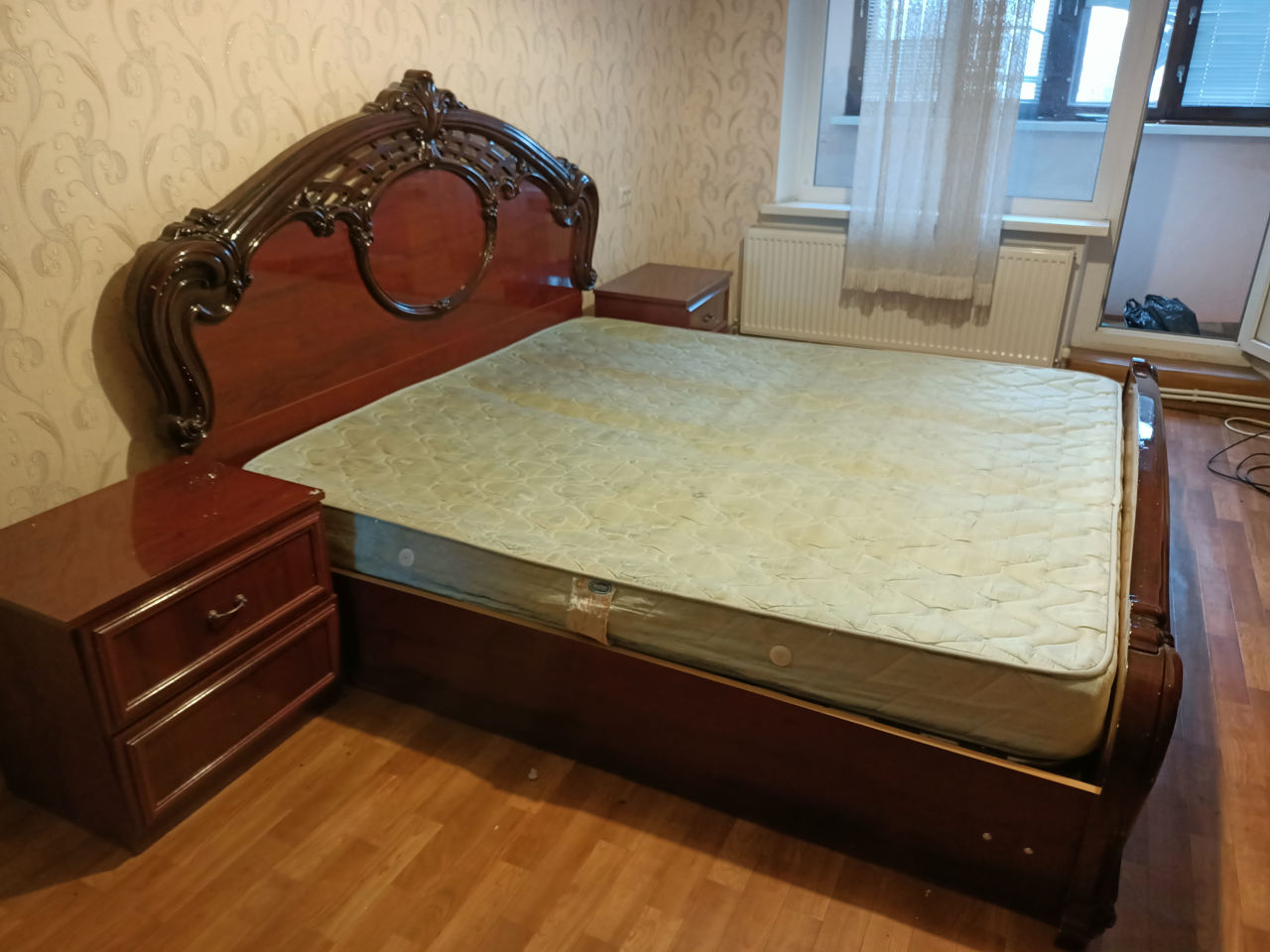 Кровать двуспальная с прикроватными тумбочками