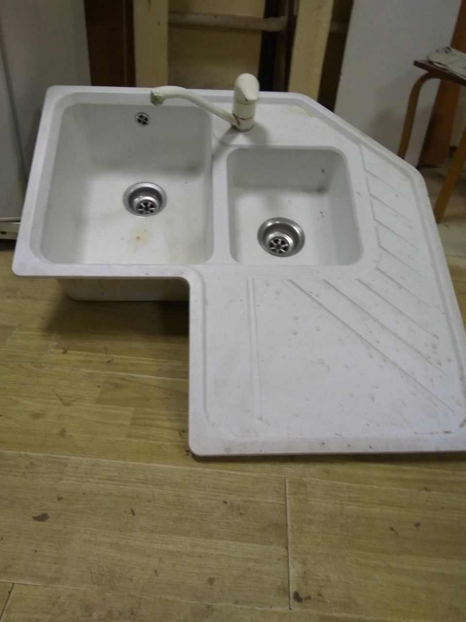 Мойка для кухни акриловая с краном угловая б/у.