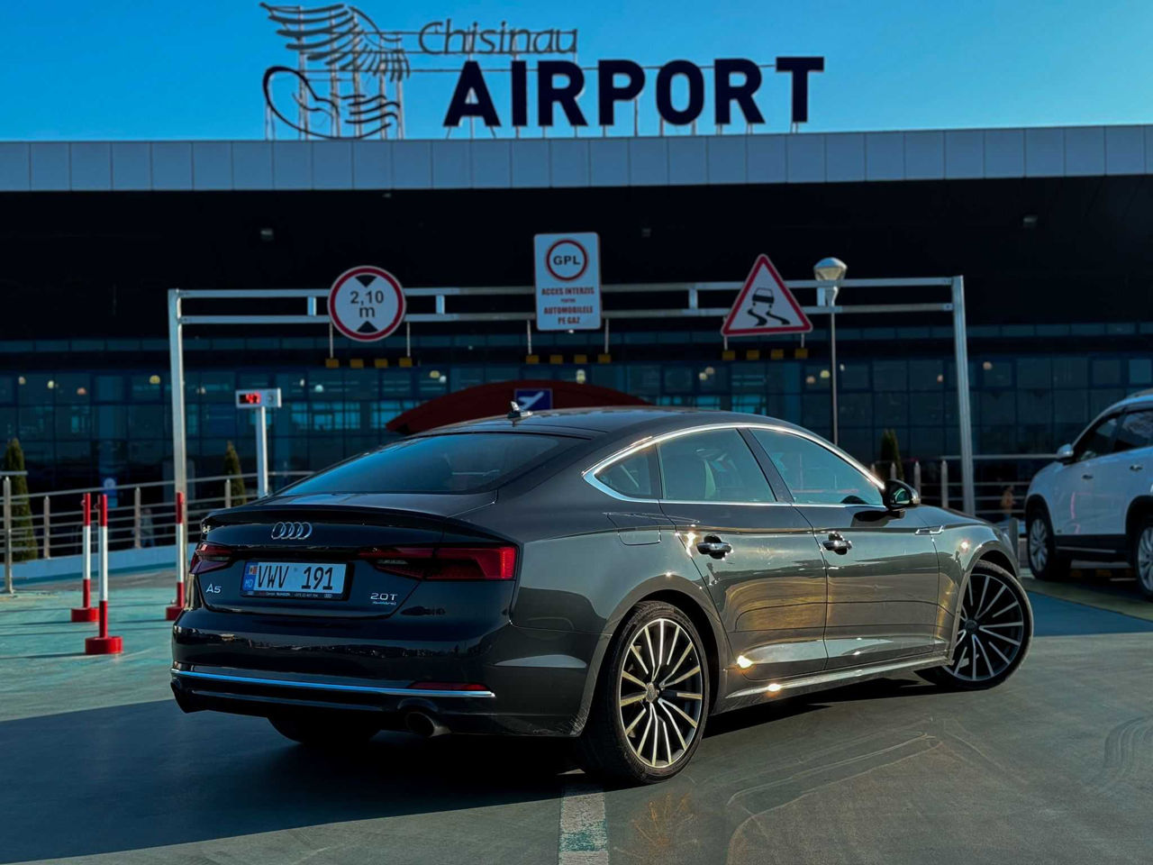 Audi A5 Quattro - Chirie Auto Chisinau / Rent a Car foto 1