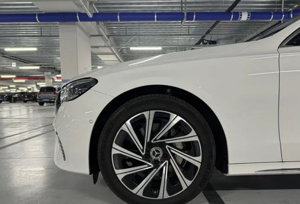 Mercedes E-Class фото 1