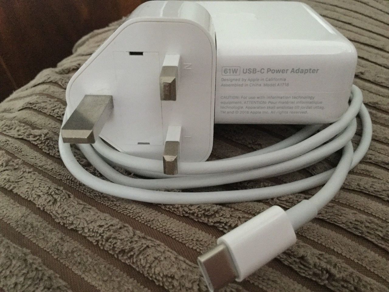 Блок питания айфон. USB-C Power Adapter 61w. Адаптер 96w Apple. Адаптер питания Apple 96w. 61w блок питания MACBOOK.