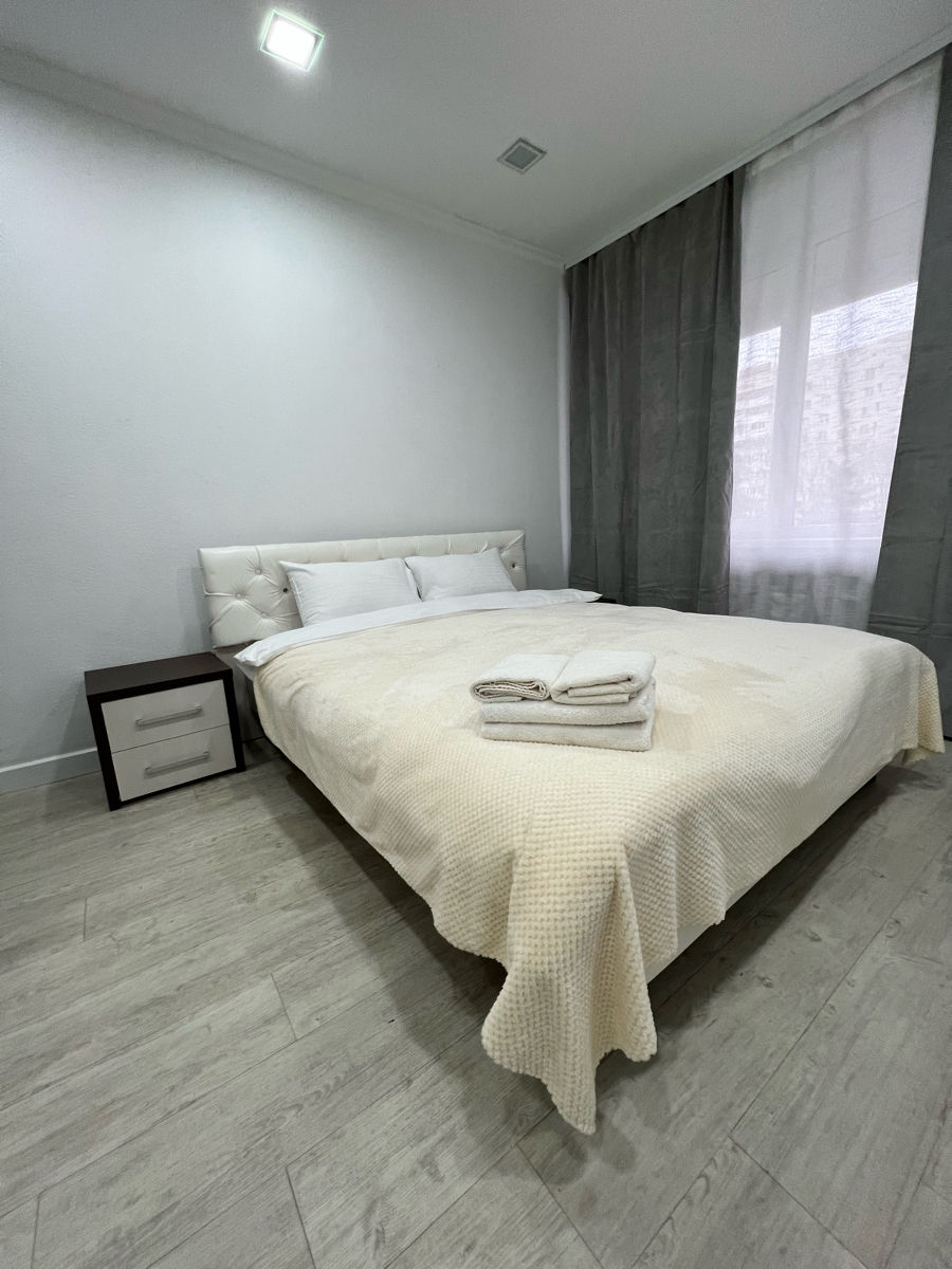 Apartament cu 2 camere, 80 m², Centru, Chișinău foto 0