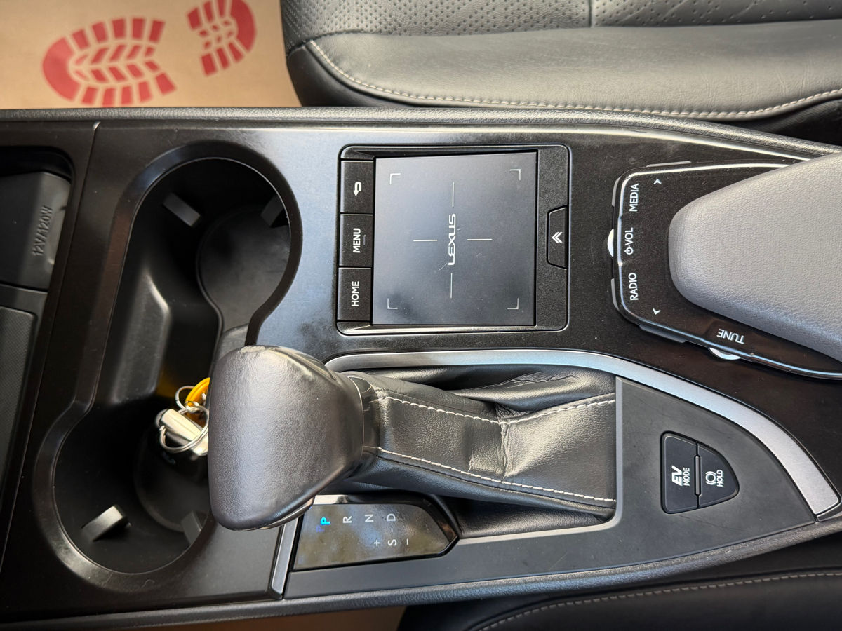 Lexus UX 2020 photo 17