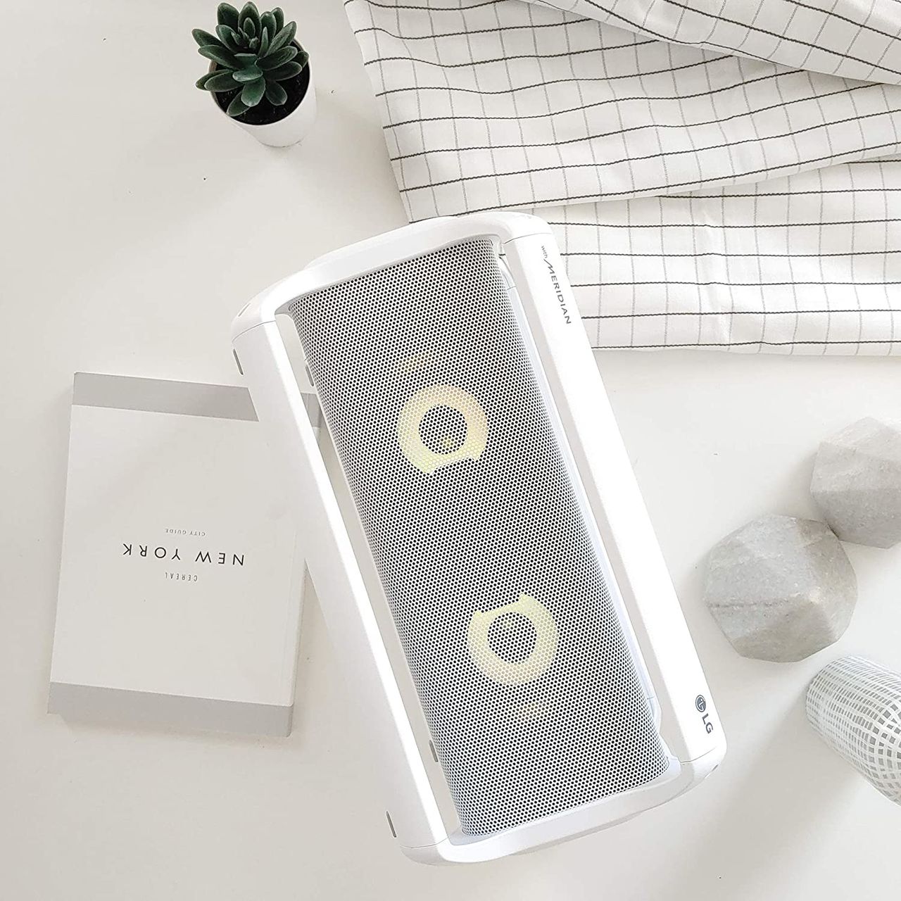 LG PK7W Xboom Go Water-Resistant Wireless Bluetooth Party Speaker with Up To 22 Hours Playback - Whi foto 2