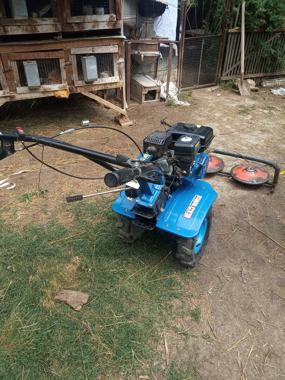 Продам или поменяю мотоблок бензиновый с косилкой роторной.