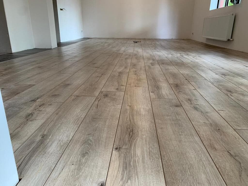 Настил ламината.укладка плинтуса - laminat instalare. укладка ламинта любой модификации, паркетная д foto 0