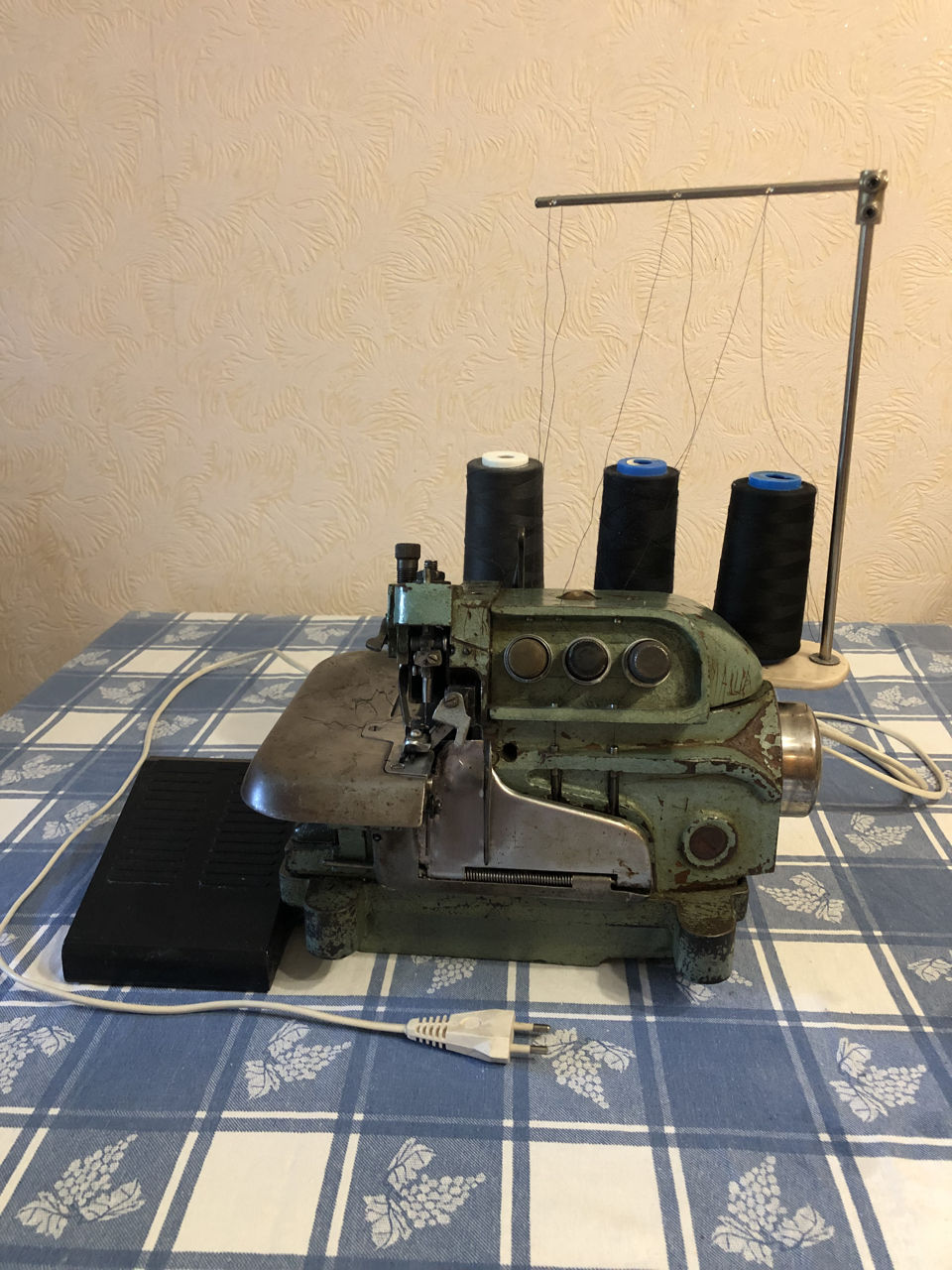 Продам оверлок 3-х и 5-ти ниточный.