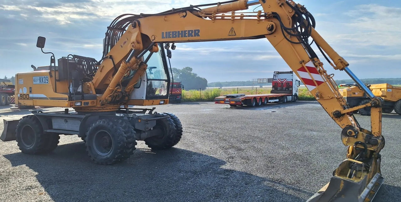 Колесный  экскаватор Liebherr A900B фото 0