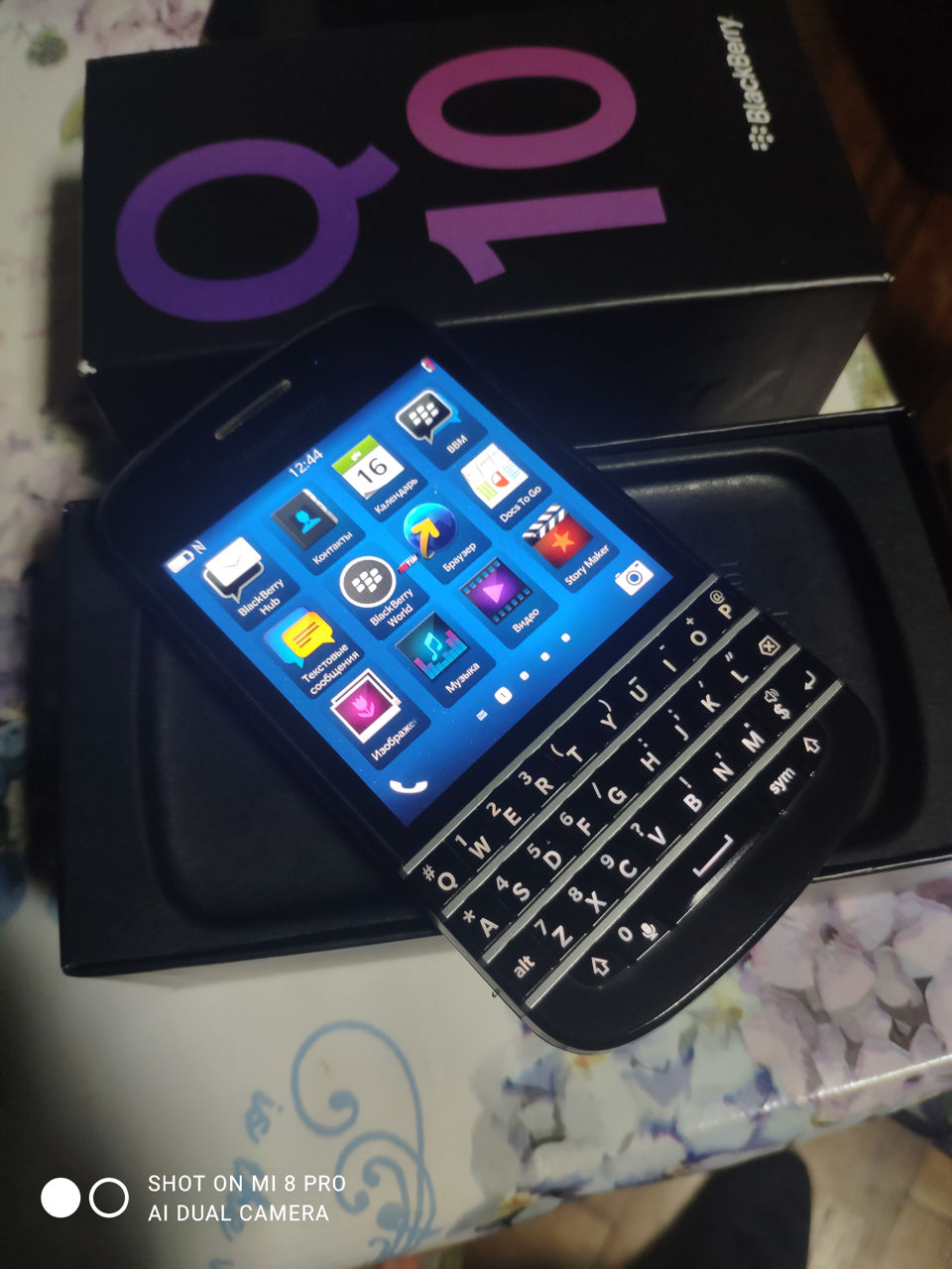 Продам BlackBerry Q10 телефон идеально рабочий батарея держит долга  састаяние хорошая