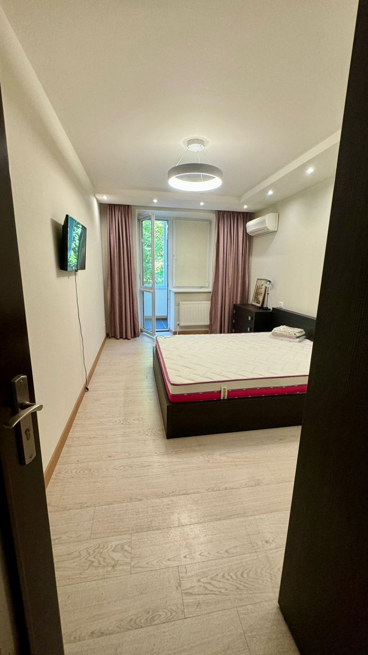 Apartament cu 2 camere, 78 m², Centru, Chișinău foto 2